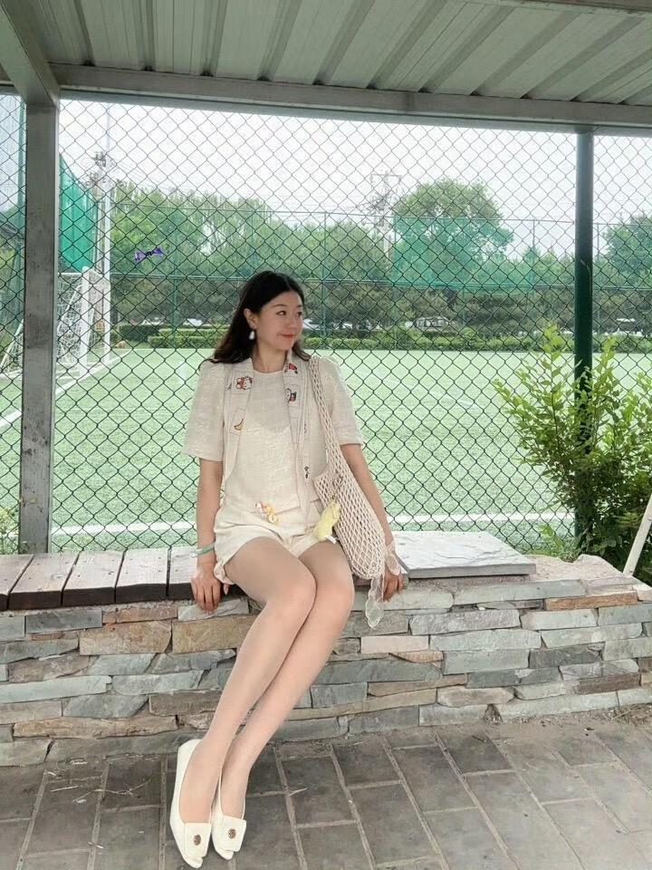这套是“清新甜美的轻氧休闲”穿搭，米白套装适配户外运动场场景，柔和又有活力：
 