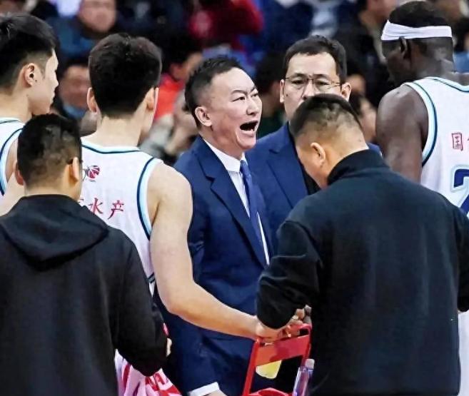 不打了！CBA一夜大变，广州男篮5人离队，青岛男篮3外援敲定

这个休赛期真正值