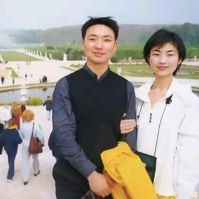 主持人王雪纯说：“康辉和妻子刘雅洁两口子都不会下厨做饭，恰好大伙都住在同一个院里