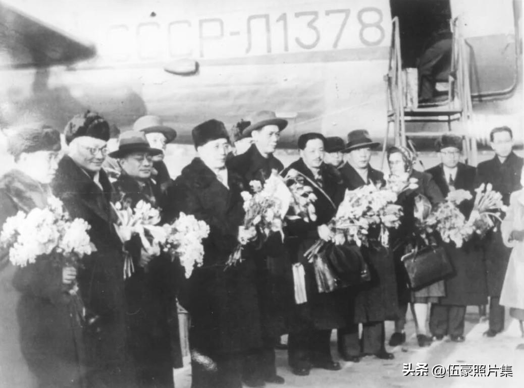 1951年2月，中国代表团赴柏林参加世界和平理事会第一届会议。右四为李一氓，右八