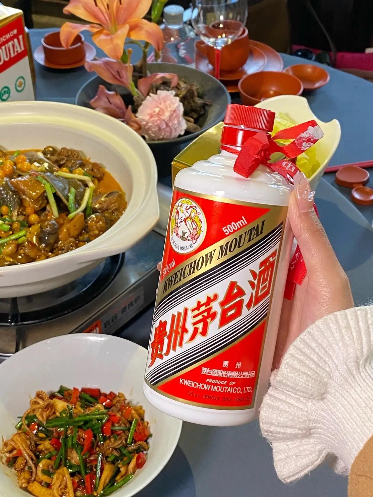 茅台最新已经跌破1600了，很多经销商开始亏钱，但我觉得这还只是一个开始，最后总