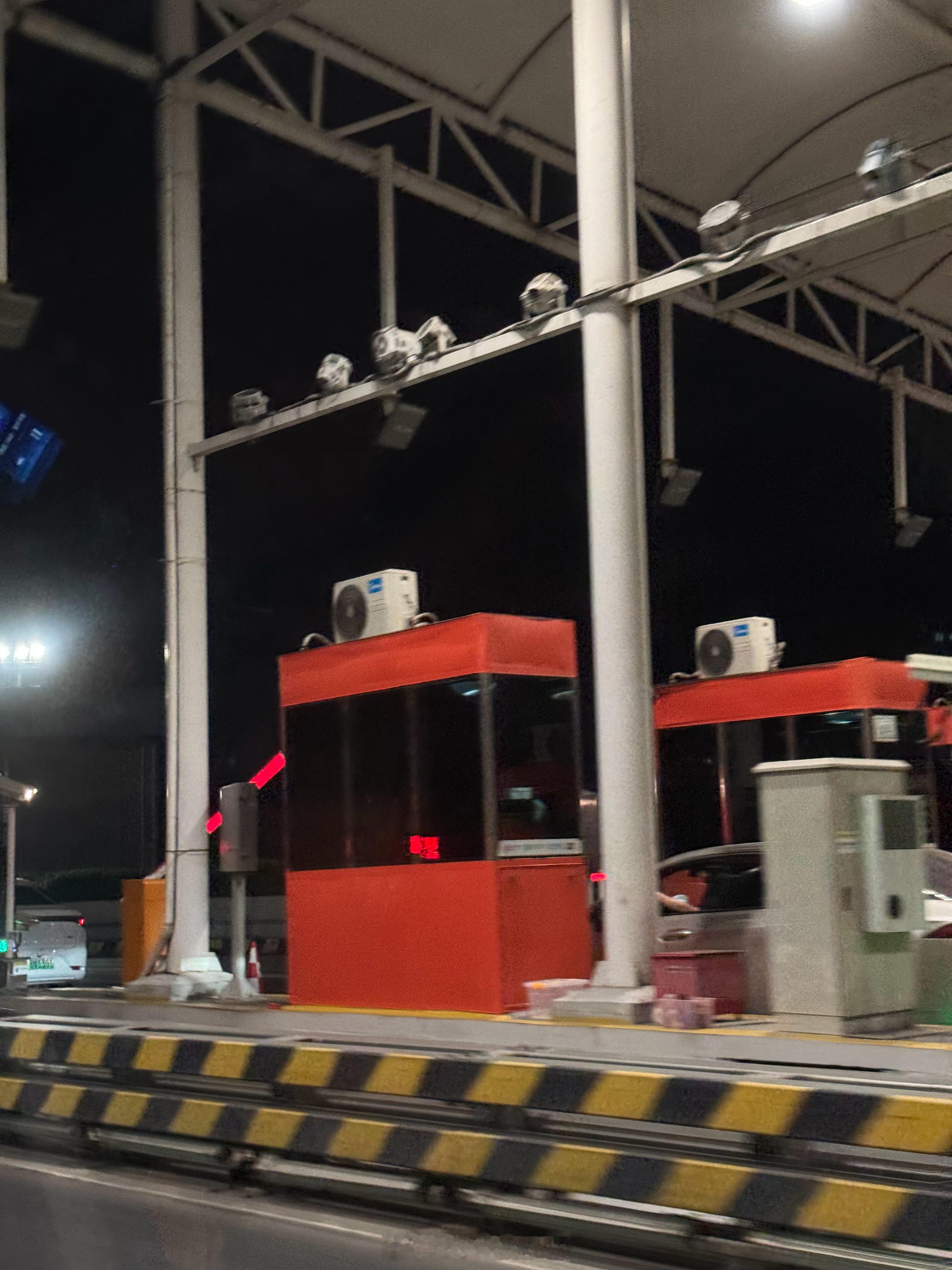 #差旅中的思考# 从广州白云 T1 到达大厅走出来，边走边听同事说，白云 P5 