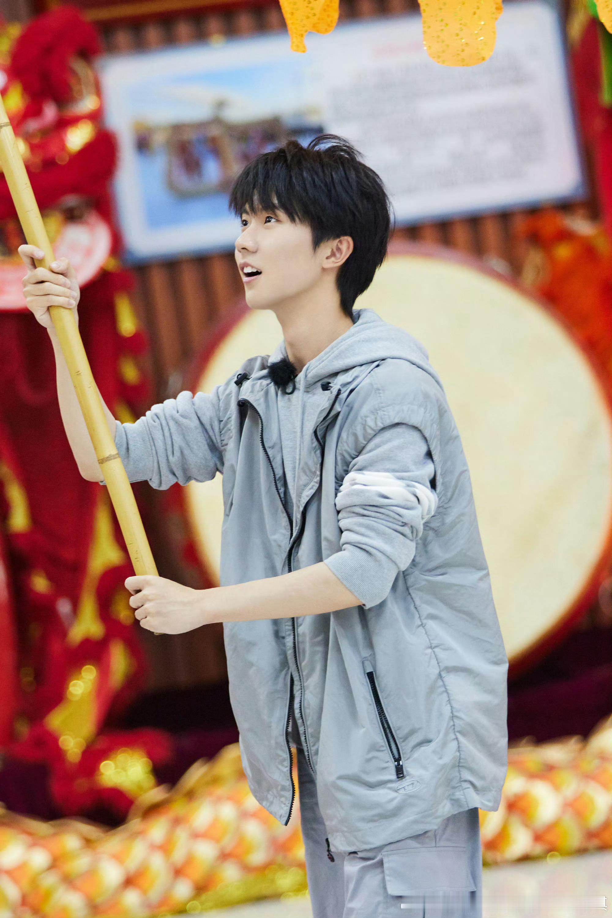 #马嘉祺i人遇到贴脸开大##马嘉祺舞狮剧照#马嘉祺舞狮剧照，[鼓掌][鼓掌][鼓