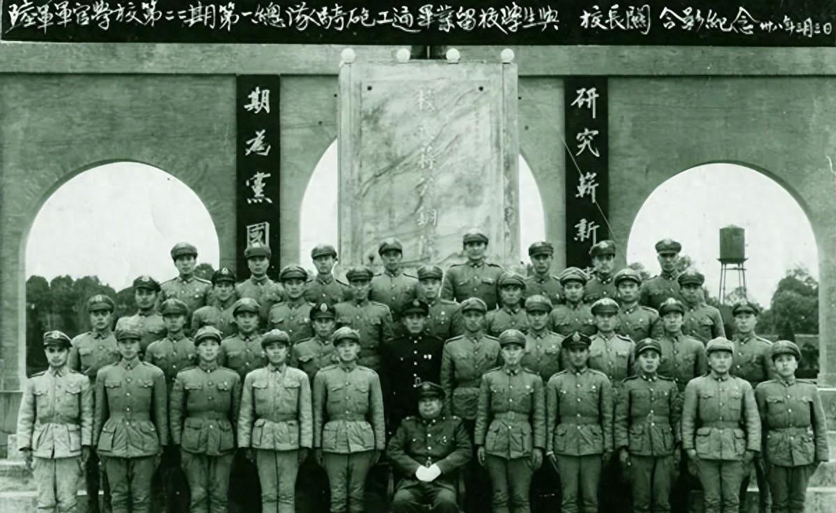 “枪杆子里面出政权”作为历史常识，为何我党认可这一观点经历了不短的曲折过程？
1