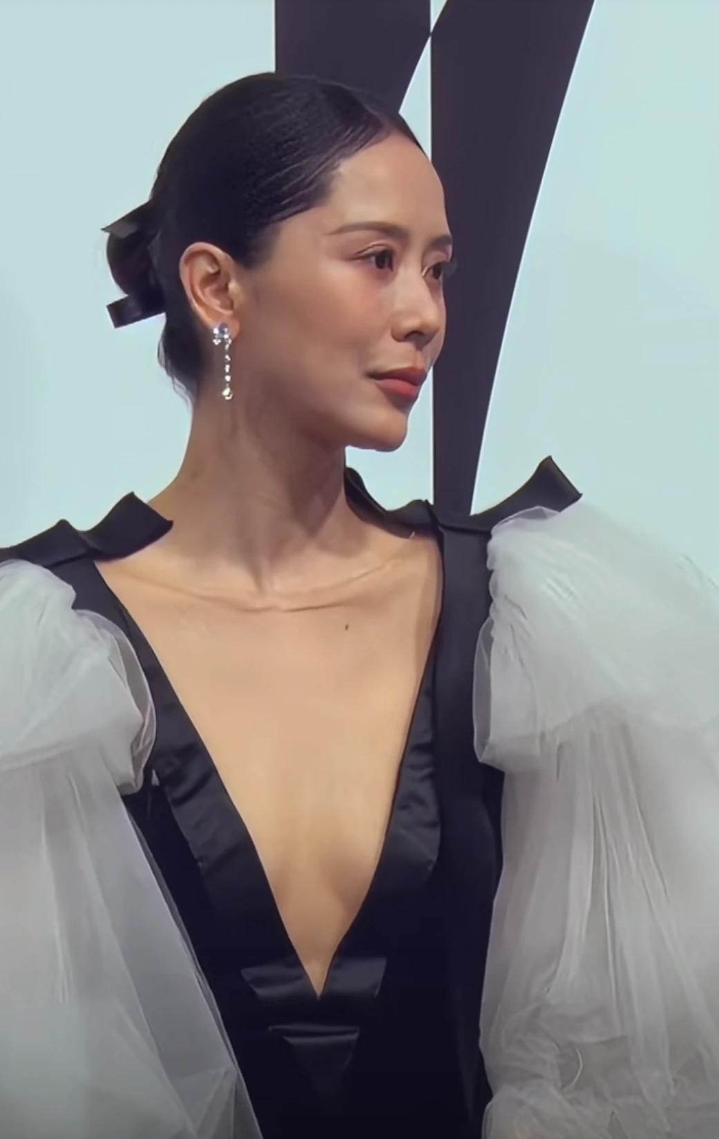 《时尚芭莎》海清这个造型有点儿翻车了
有几年没见到海清了
眼里多了一些沧桑感
她
