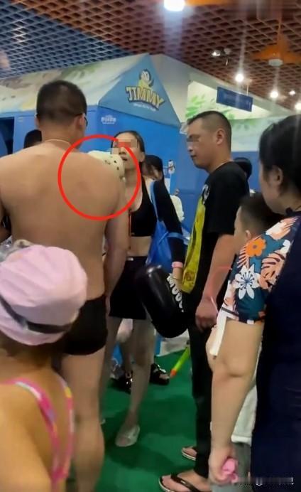[微风]白嫖上瘾了？江苏苏州，女子穿着几百块的拖鞋去水上乐园，下水后却发现被人穿