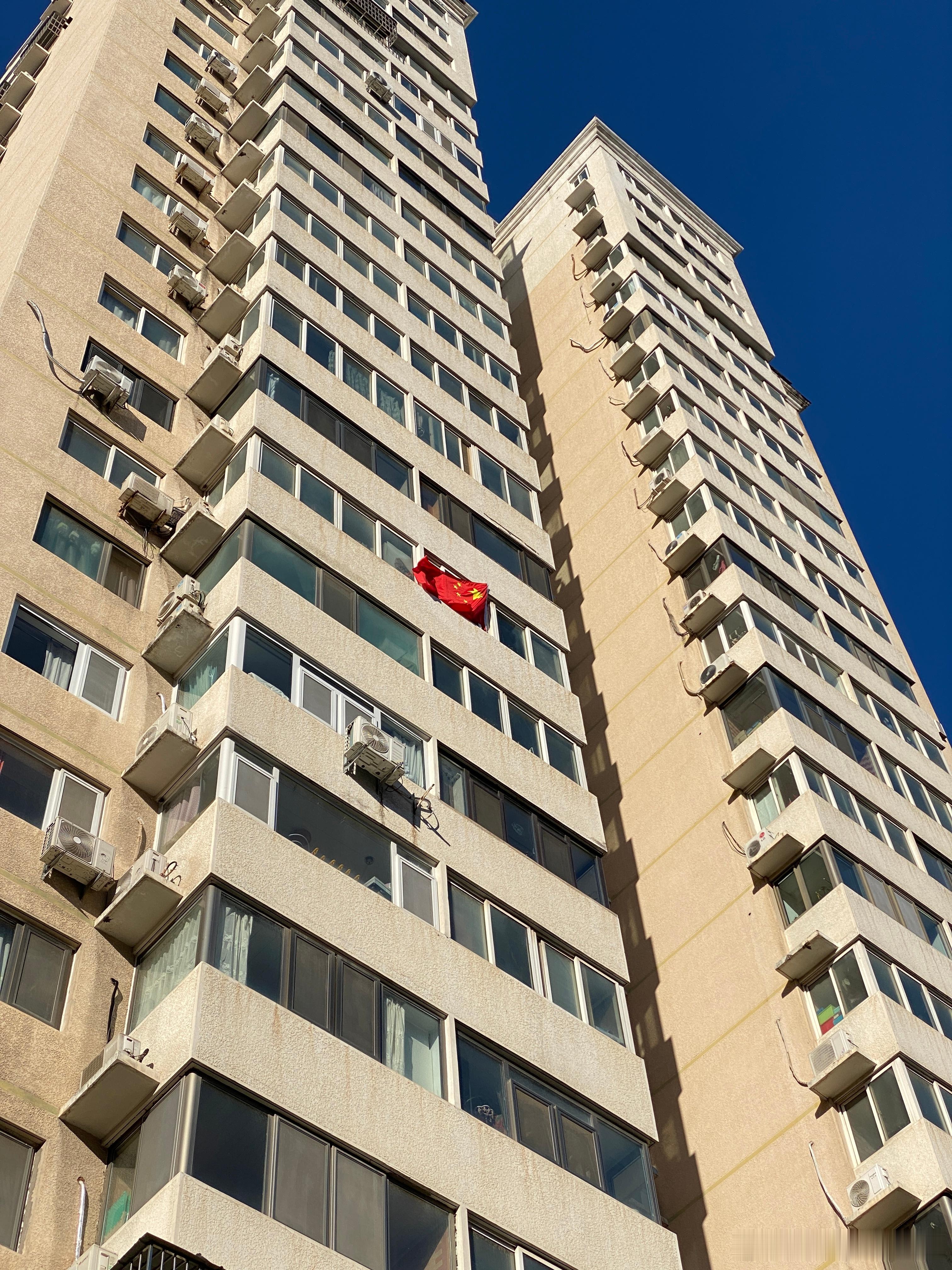 晒得挺舒服。呦，偶遇——楼宇上的那片红，在风中还能抓拍完整，613! 看来我这手