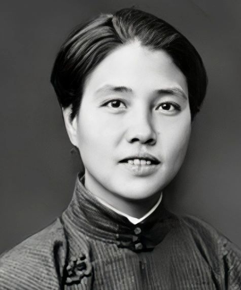 她生于富贵之家，父亲是当地的商会会长，兄长们都是进步人士，长兄在县城创办了新学校...