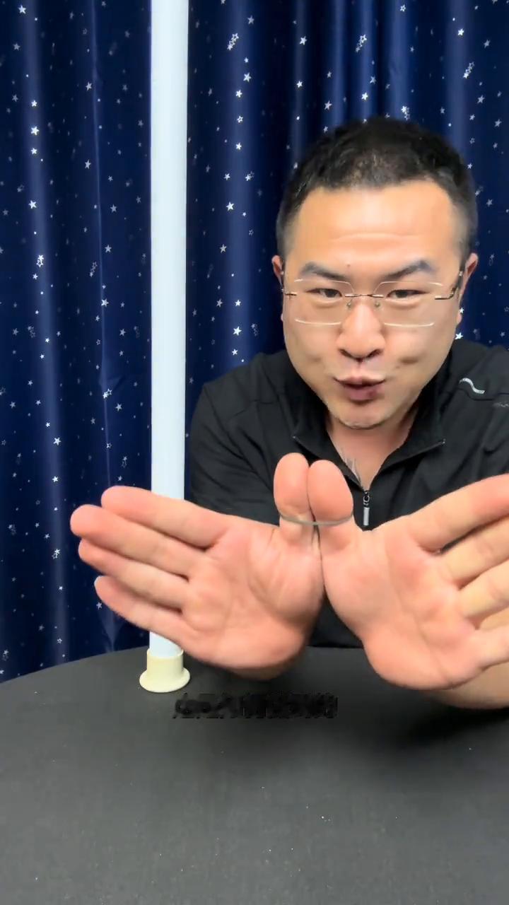 古代犯人逃脱术。
慢慢的，这个什么？绑紧为原则。现在绑紧玩才艺的，反正这肯定整不