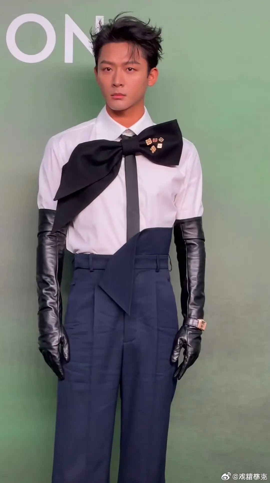 张晚意这造型也挺幽默[捂嘴哭]VOGUE直播 ​​​