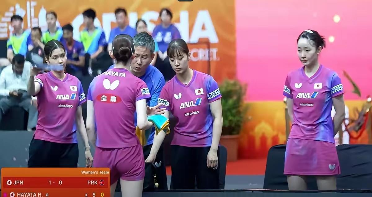 张本美和看上去很孤独，形只影单神情落寞，尴尬又无奈。教练正在指导早田希娜长崎美柚