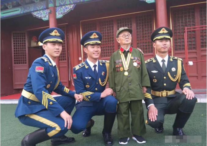 1939年，一个“小男孩”在街上碰见日军军官茨谷五雄，随后礼貌地鞠躬。然而，茨谷