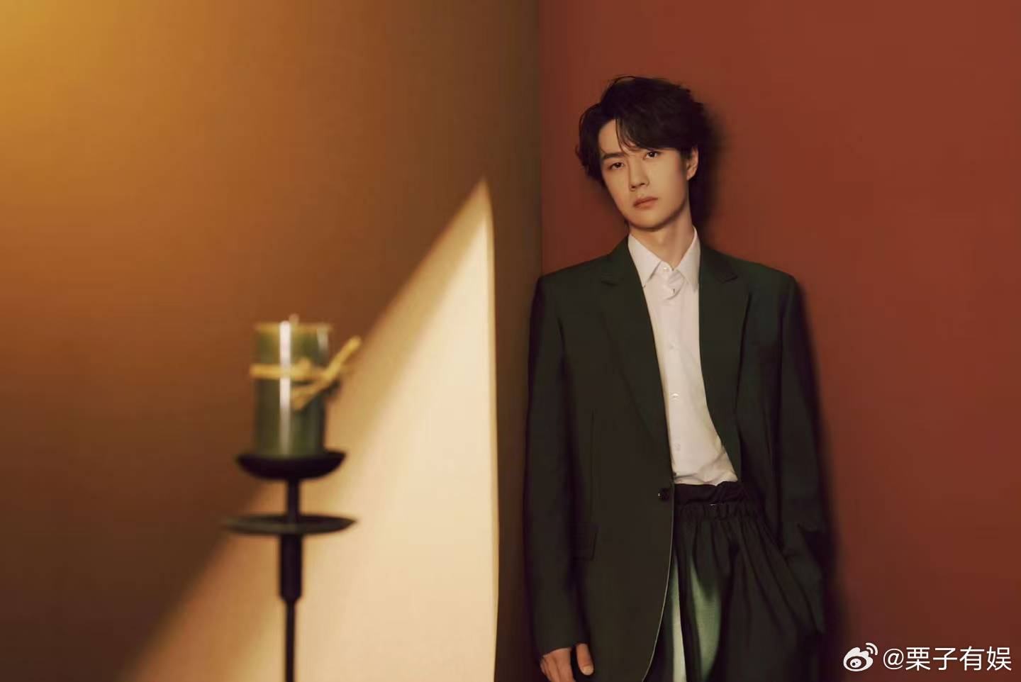 王一博元宵大片王一博墨绿色休闲西装王一博元宵大片，好看