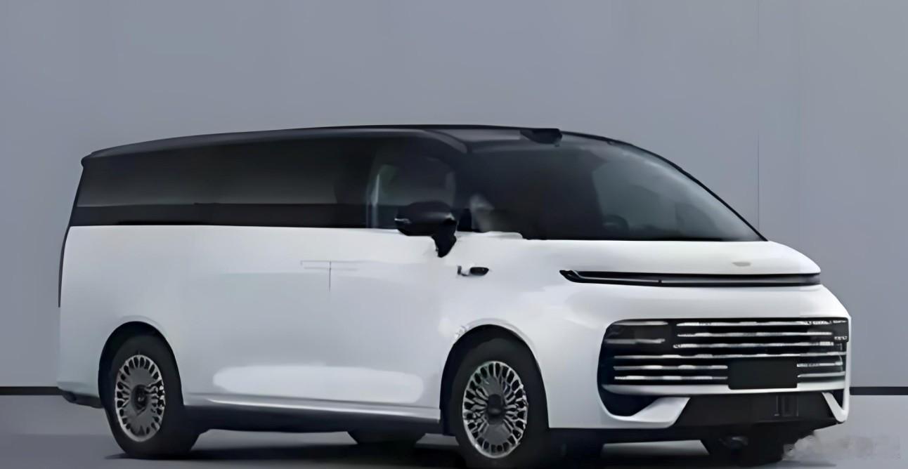 与 虽同属增程MPV，但定位迥异：银河V900主打“商住两用”，8座布局、座椅灵