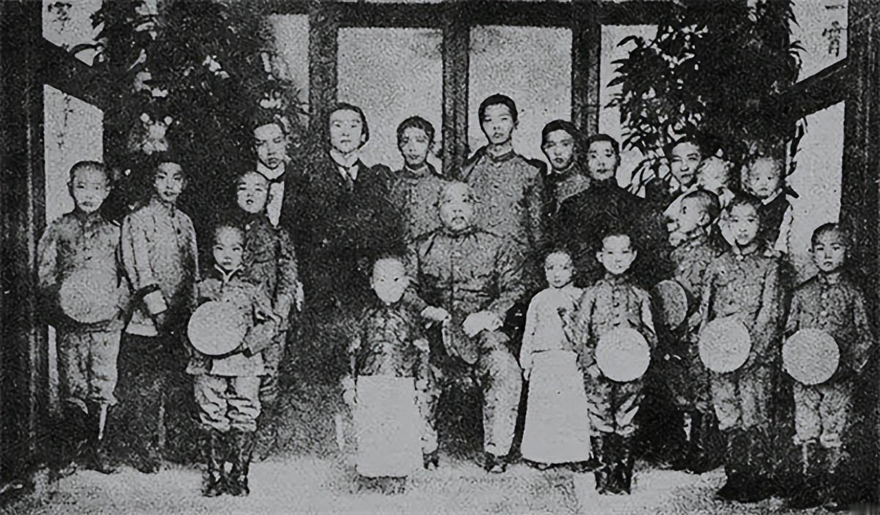 1915年，袁世凯正试穿龙袍，大姨太噗嗤一声笑了，袁世凯问：“笑什么？你一个婊子