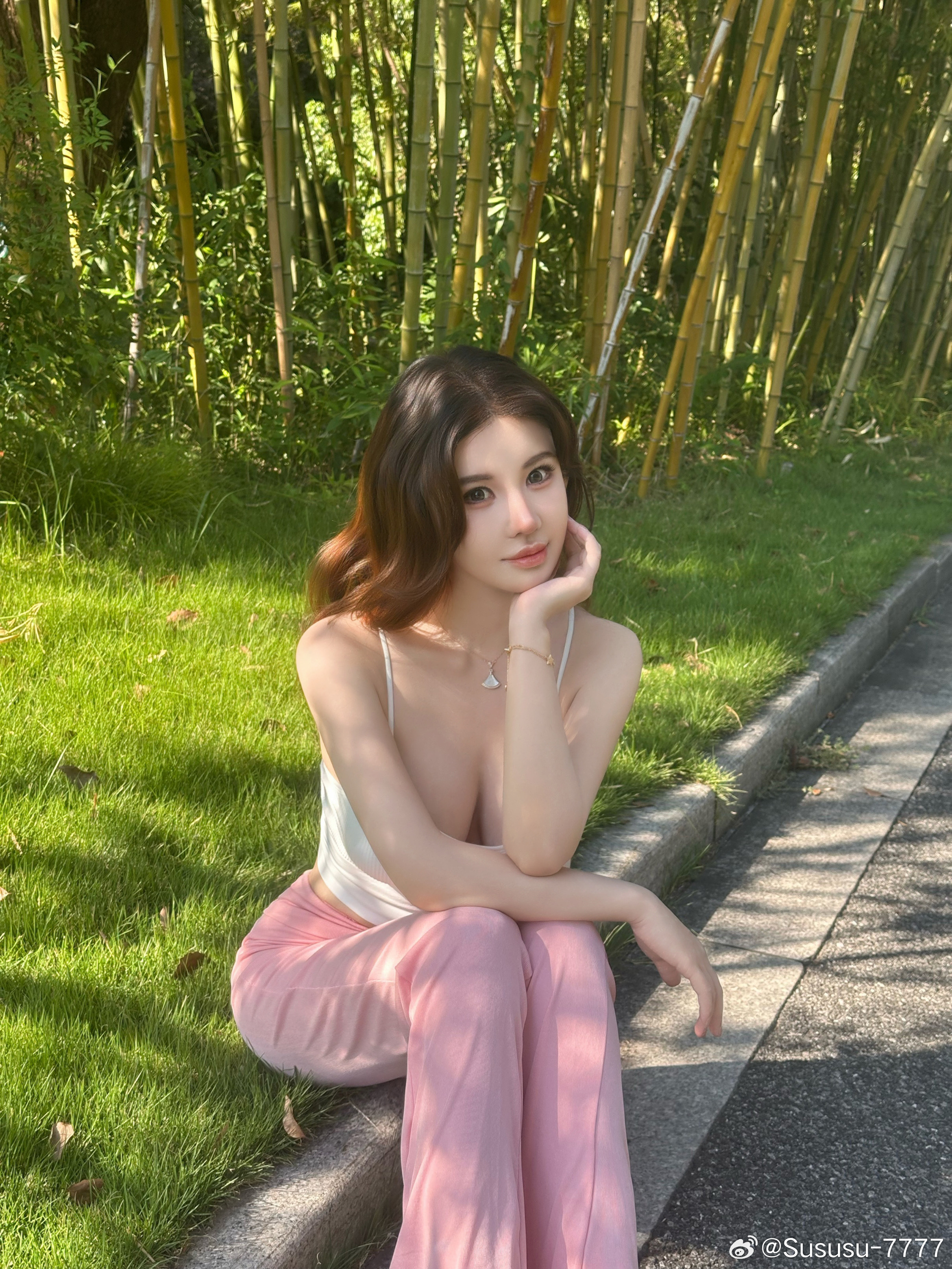 阳光洒在草地，透过身体，夏天的明媚扑面而来，在绿意盎然中，悠悠的享受citywa