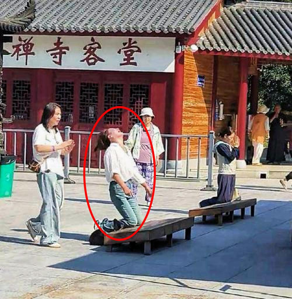 讲真，
我压根不同情这位女子，
缘由很简单！

不是冷漠，是清醒！

九华山的香