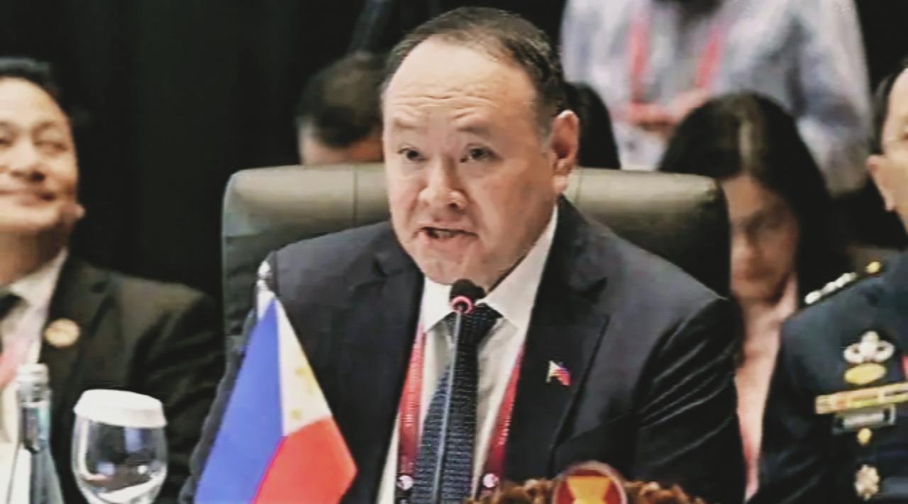 菲律宾警告中国：“如果中国还在黄岩岛附近驻扎解放军的话，菲律宾就会联合周边的国家