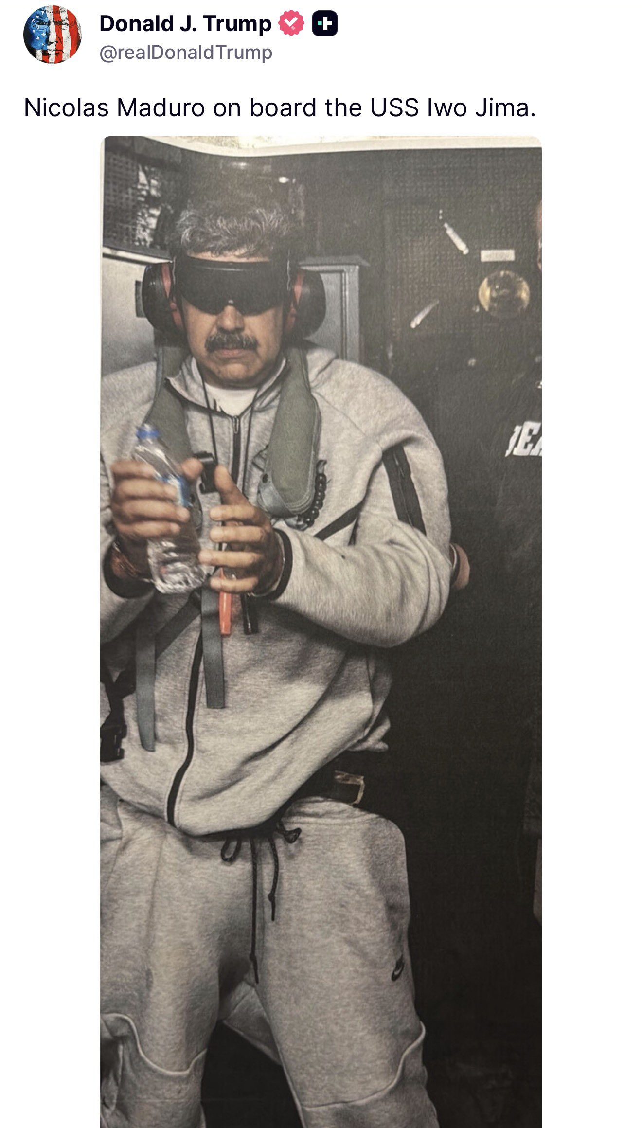特朗普称已抓获委内瑞拉总统阿川公布了第一张马杜罗被抓后的照片，在硫磺岛号两栖攻击