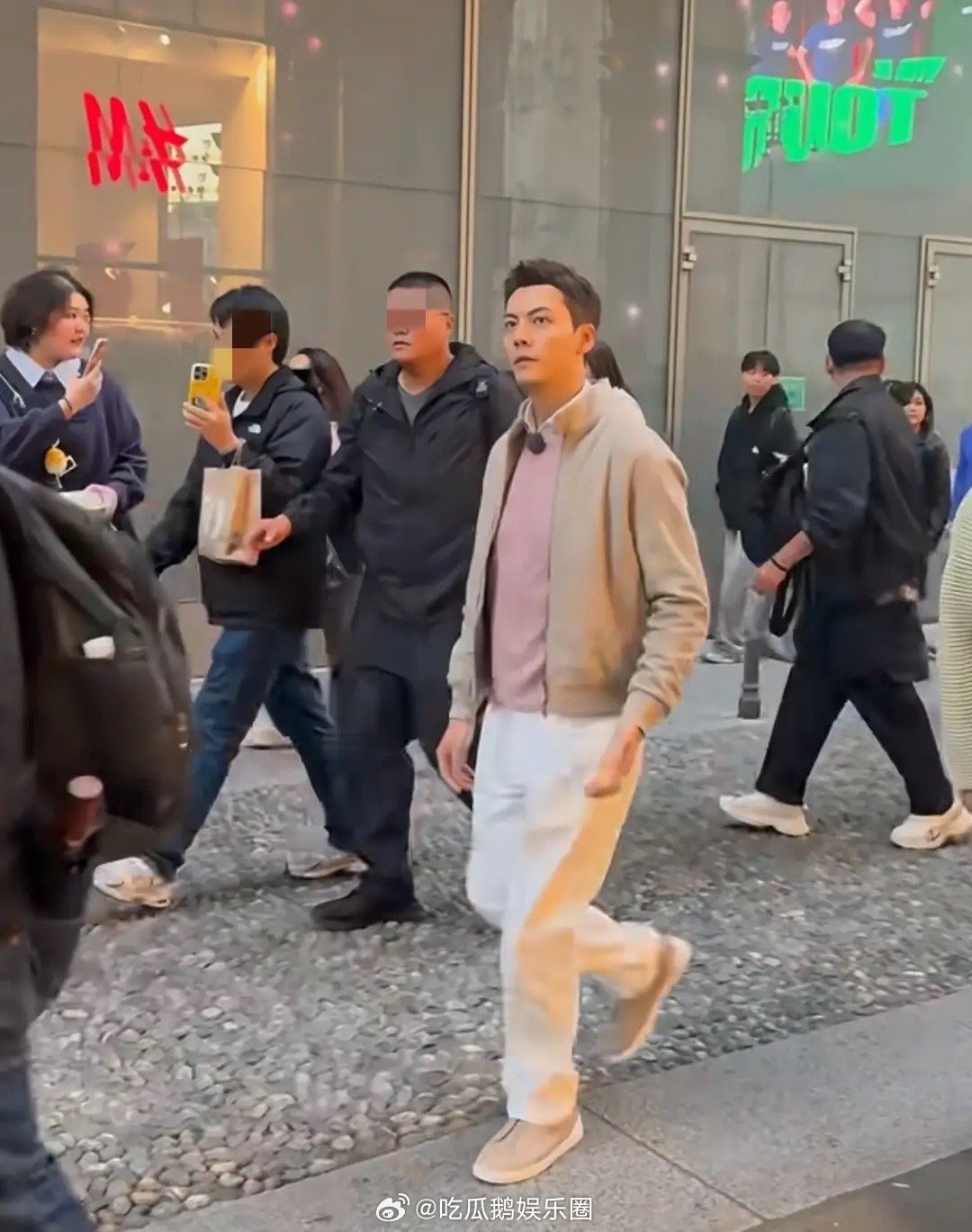 陈伟霆米兰街头溜达，39岁官宣当爹变神气了，老钱风打扮没沈腾高！ ​​​