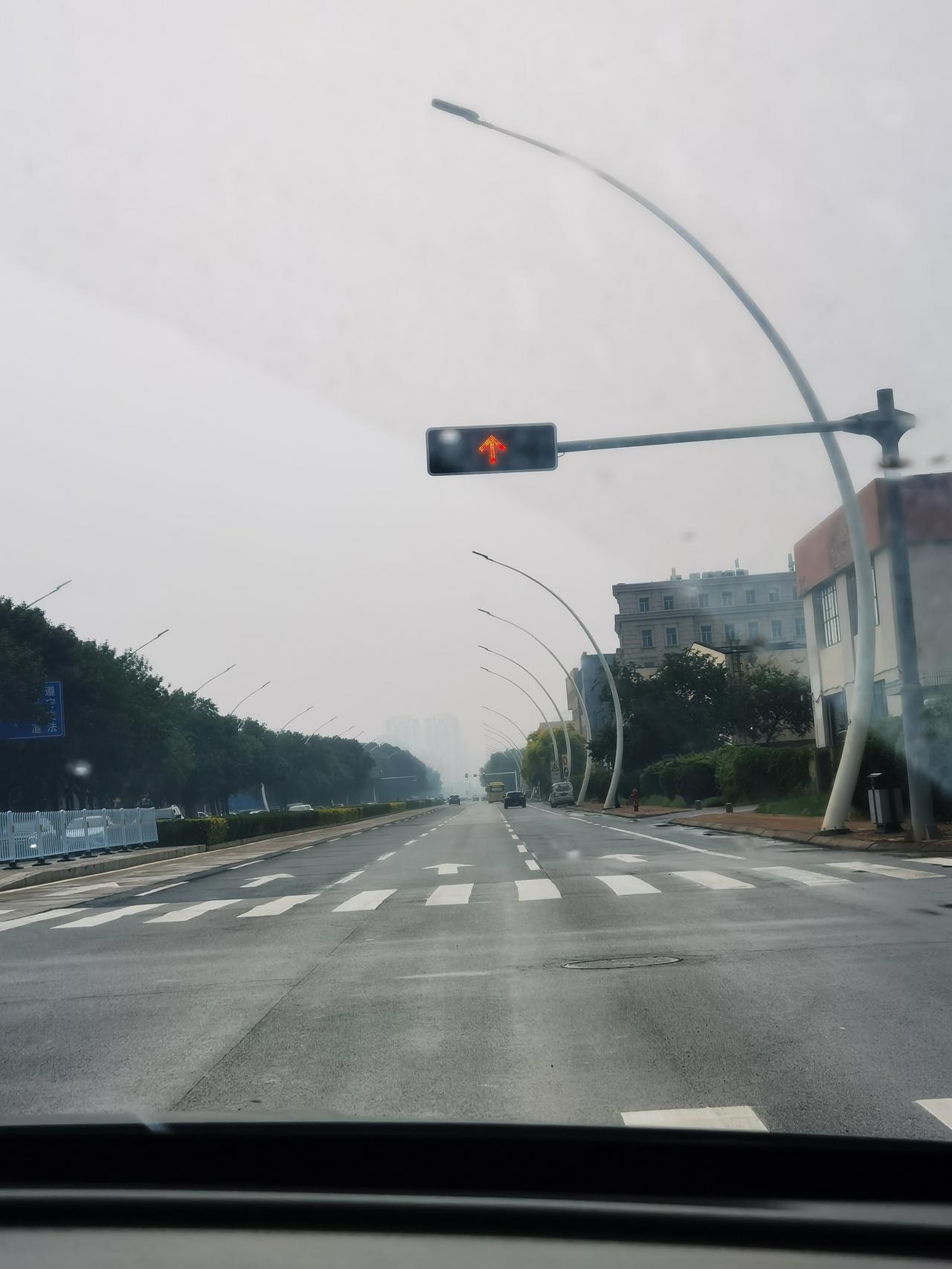 红绿灯等待中