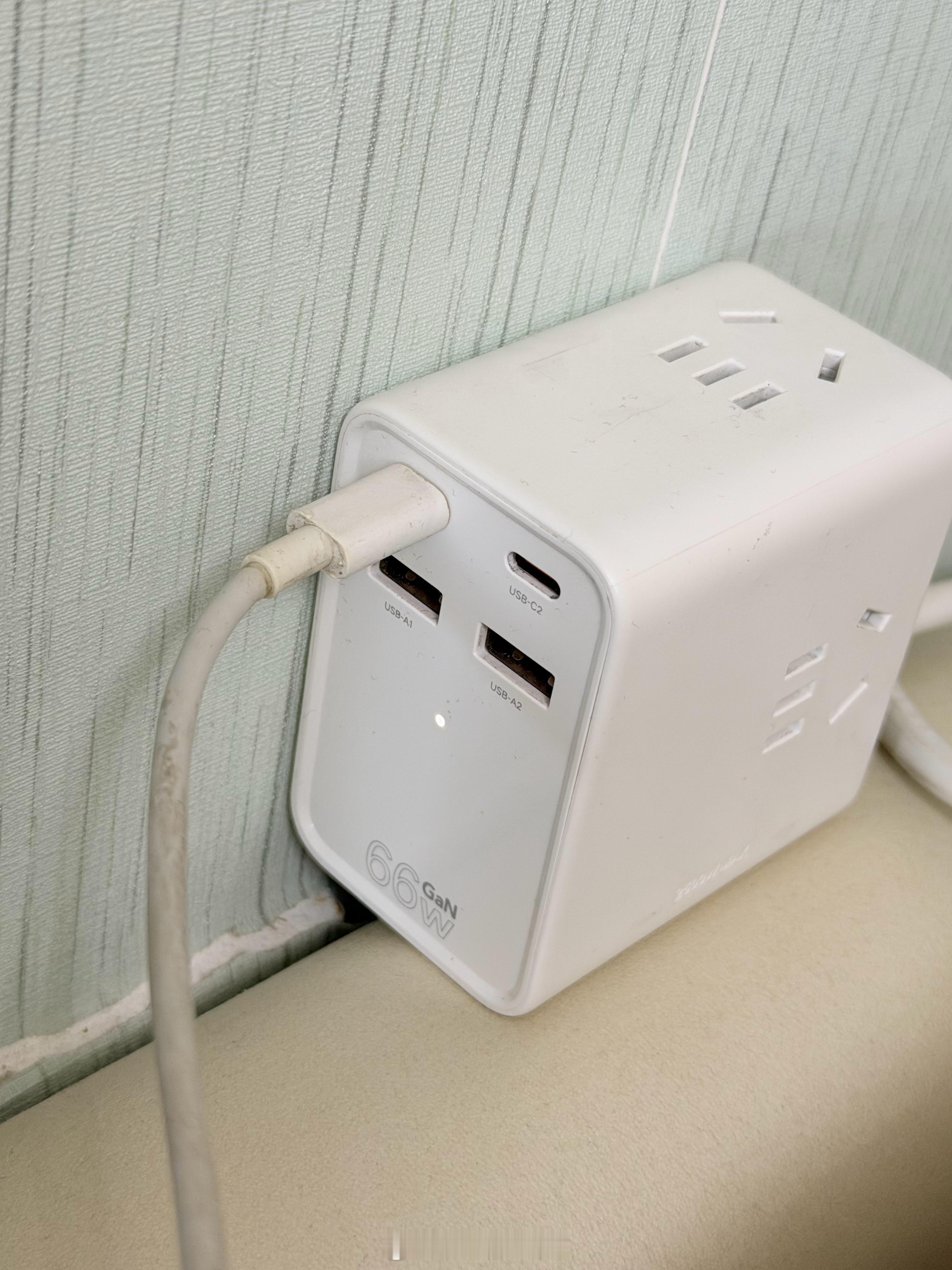 手机充电器千万不要一直插着不拔我是一年四季不带拔掉的，包括其它好几个插头也是如此