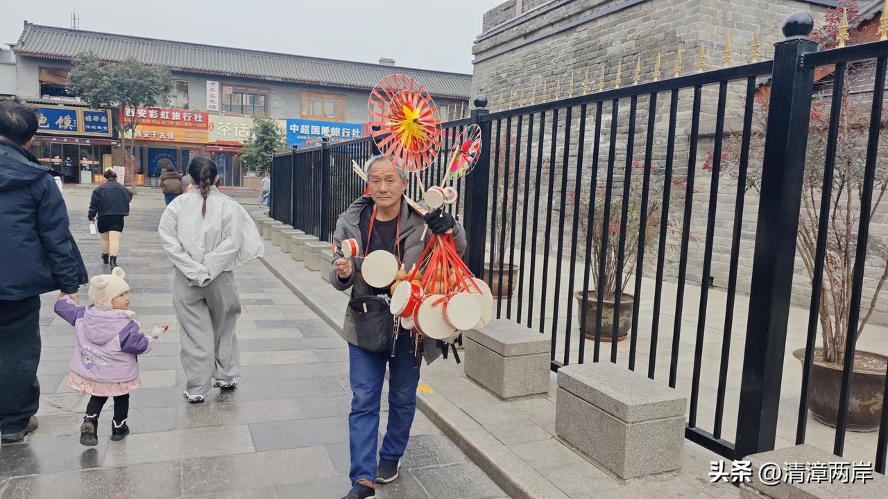 这是我在路上邂逅的两个场景。其一，是卖糖葫芦的，那画面宛如诗画，极具美感。其二，