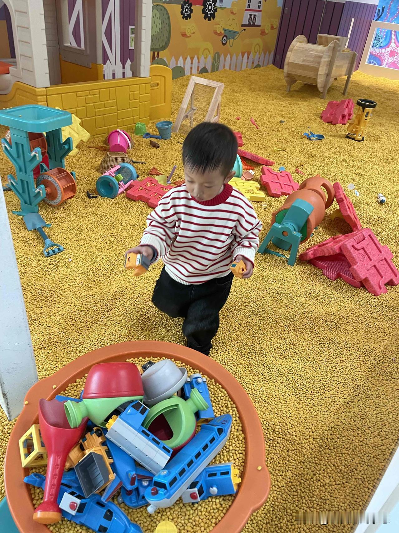 爱玩是小孩子的天性，小孩子的快乐就是玩，昨天下午小宝玩美了！

昨天中午我九点多