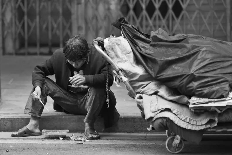 放眼全球，仅有少数人坐拥丰厚财富，而绝大多数人仍在温饱线上徘徊。世界上，人类的命