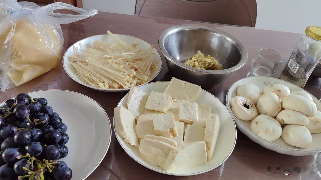 今天的减肥餐，烤着吃，你们说这样能瘦不，没有脂肪，只是蘑菇和豆腐
