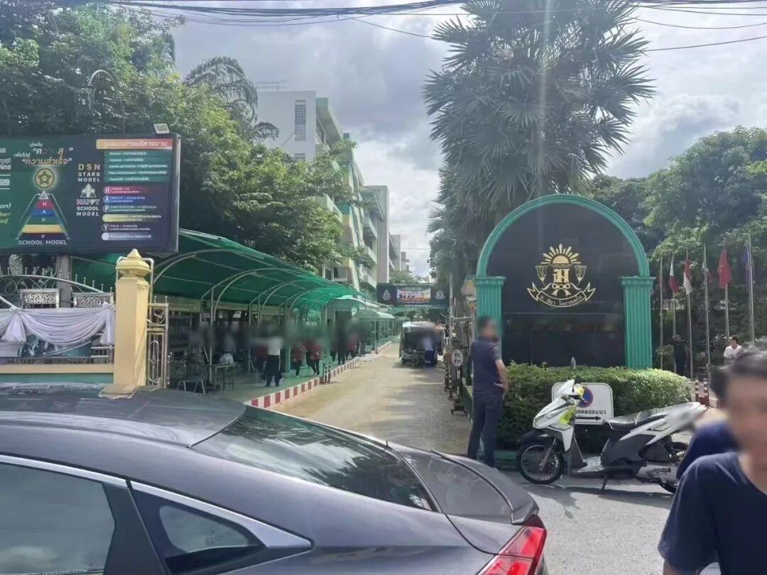 枪声穿过午后走廊

午休铃刚响过，暖武里府那所学校的走廊还泛着暑气。学生三三两两