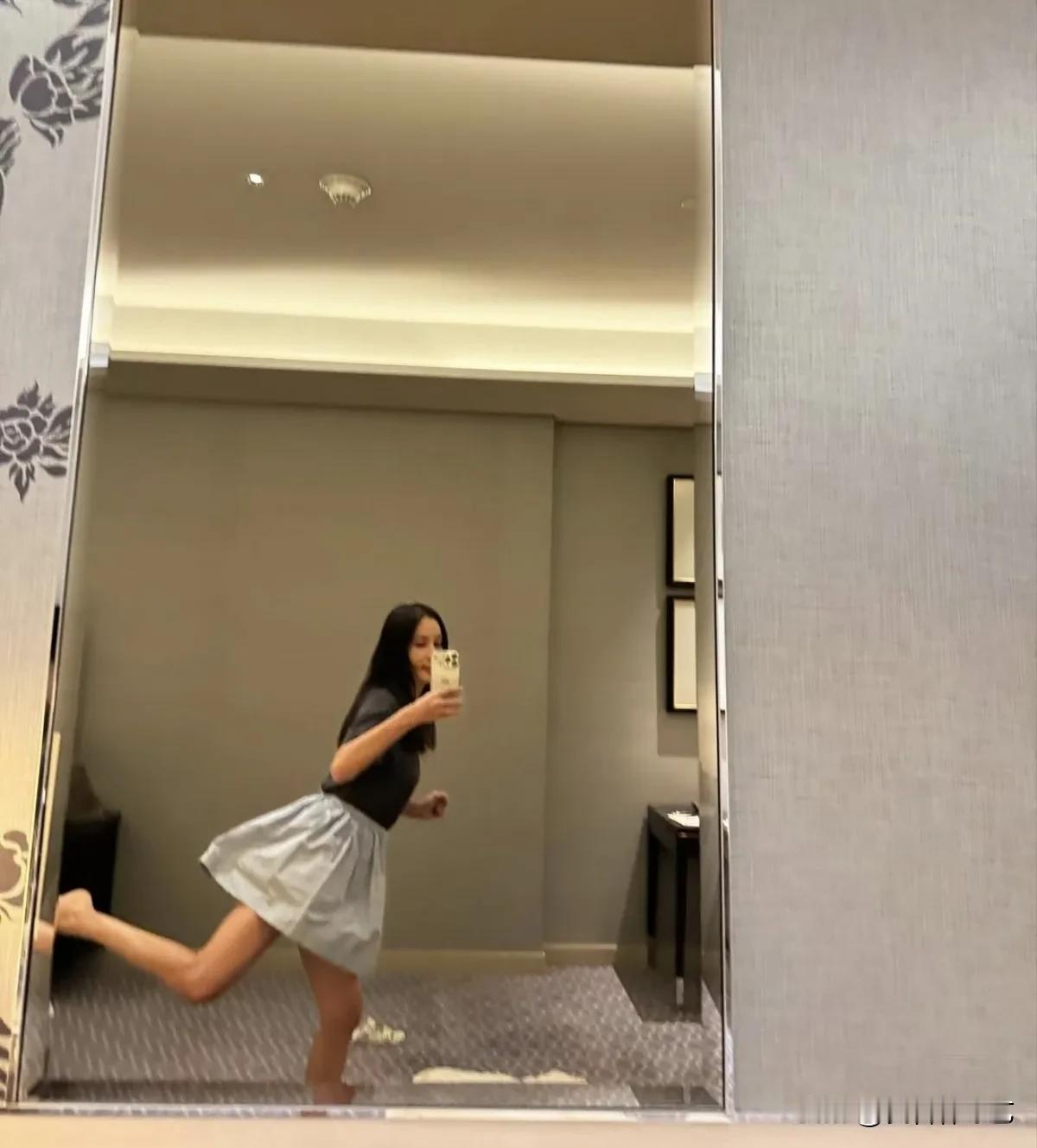 19日，演员高小英在自己的Instagram上上传了多张照片。公开的照片中，高小