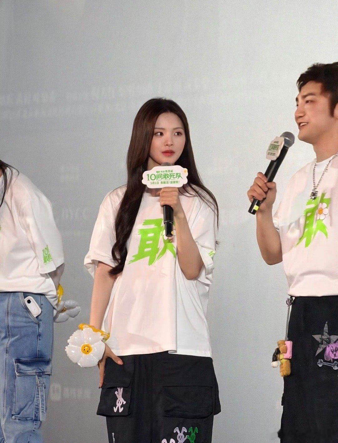 蒋龙杨超越张弛演我被点名 救命笑麻了！北影节映后名场面太真实，三人默契组队系鞋带