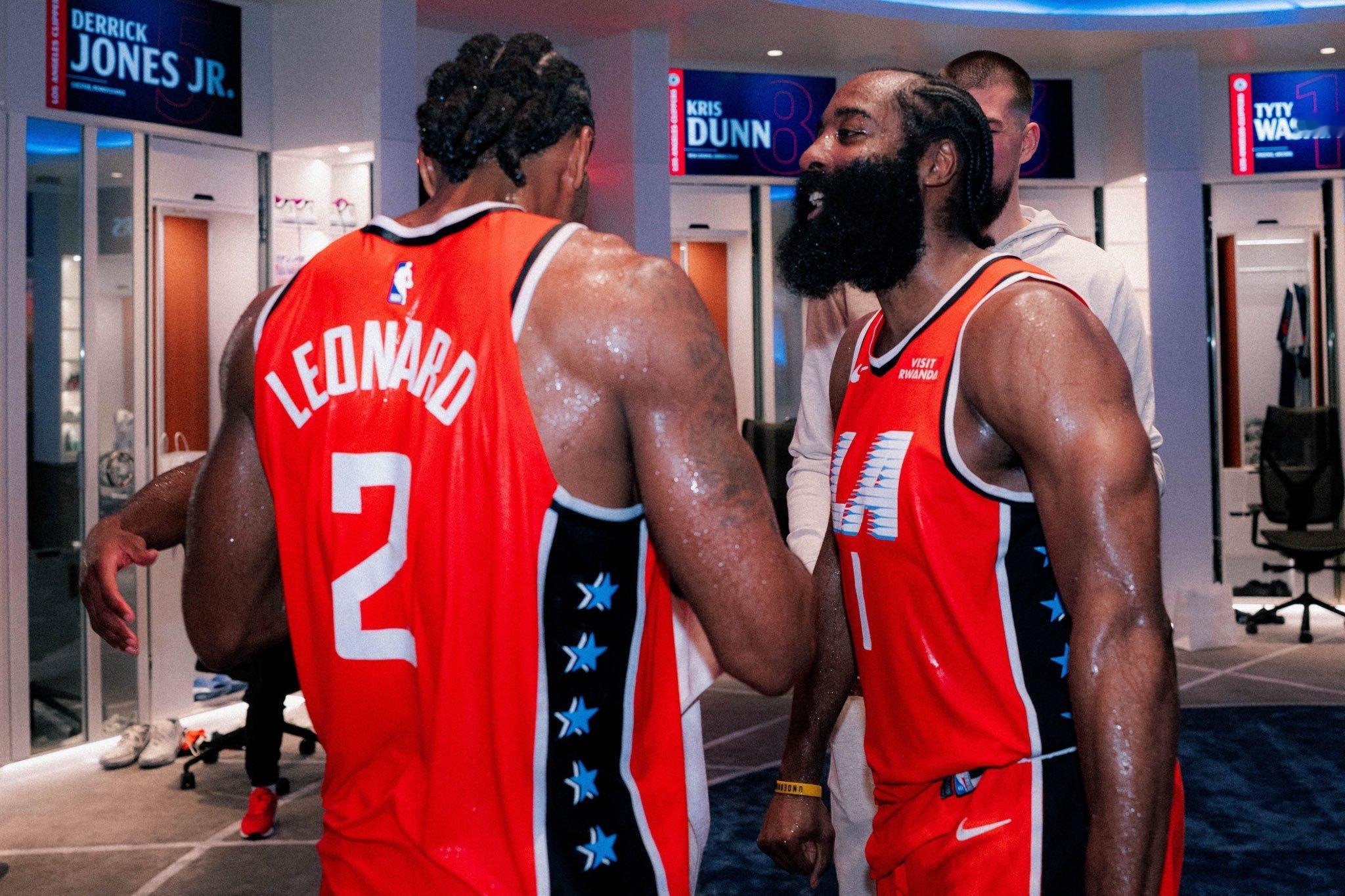 更衣室洒水降温了