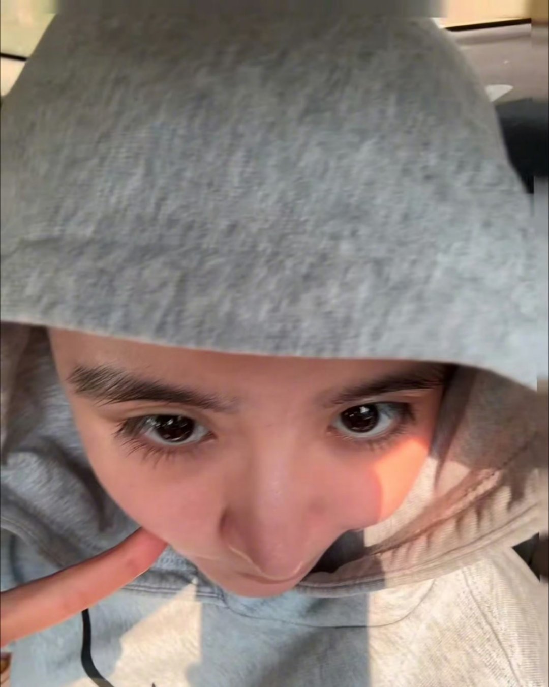 疑似金子涵手腕有伤疤 希望她能好好照顾自己健健康康的 ​​​