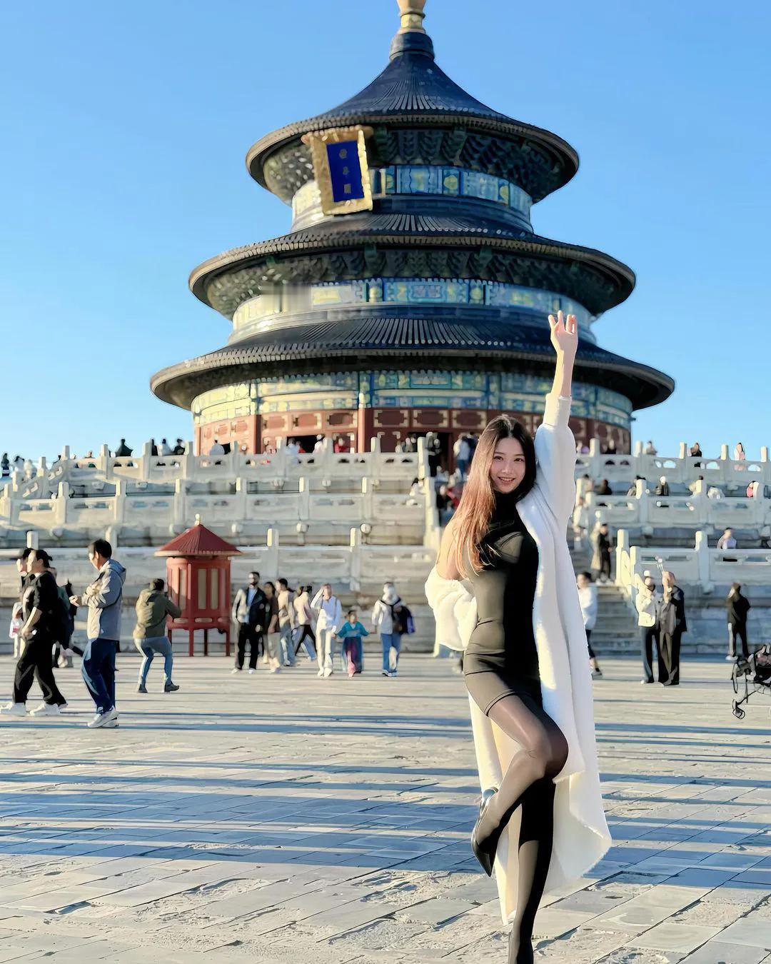 古殿巍然立
#风光背后。。。# #人在美景间# #美仑美奂。# #观美景天安门#