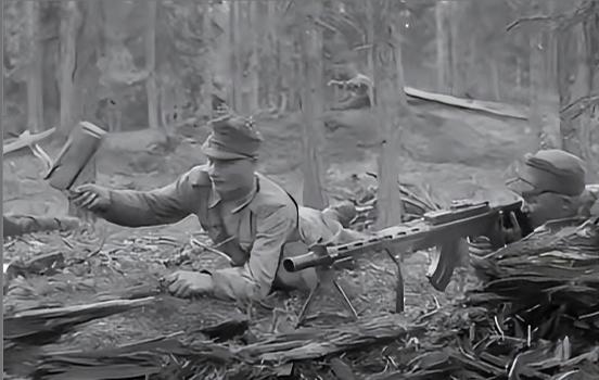 1945年，机枪手杜相云发现，日军掌握了他的射击规律，每次他一开枪，日军就卧倒，