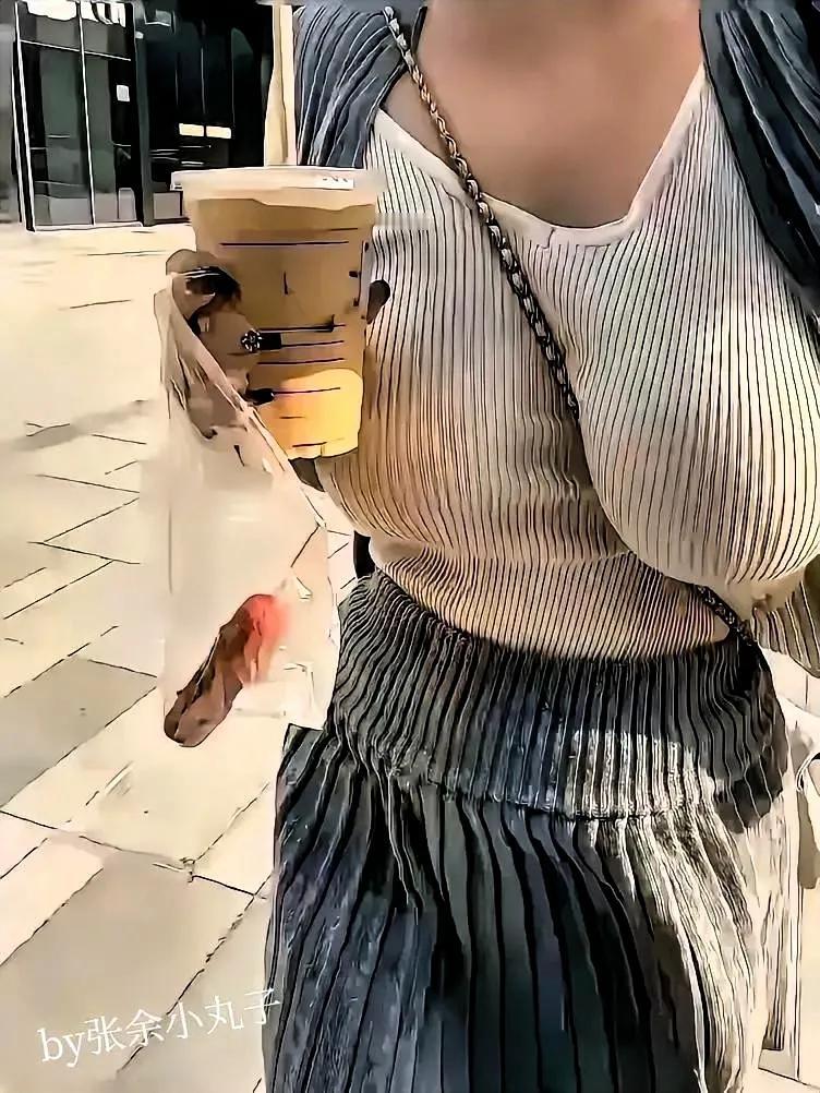 今早上班路上，我这双眼睛可算吃了顿“视觉大餐”！真不是我夸张，迎面走来的一位美女