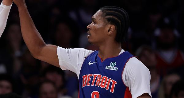 奥萨尔·汤普森在底特律活塞以106比121不敌圣安东尼奥马刺的比赛中，于第一节因