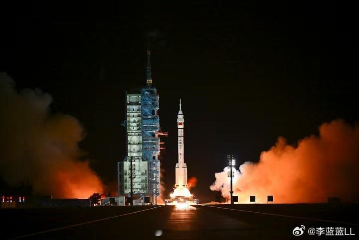 神二十一发射升空     哇塞！！！神二十一成功发射升空！中国航天这实力，简直无