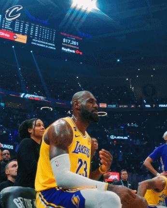 泪洒家乡
詹姆斯是真情流露，情难自禁
当骑士主场球迷山呼海啸的致敬声浪响起时，詹