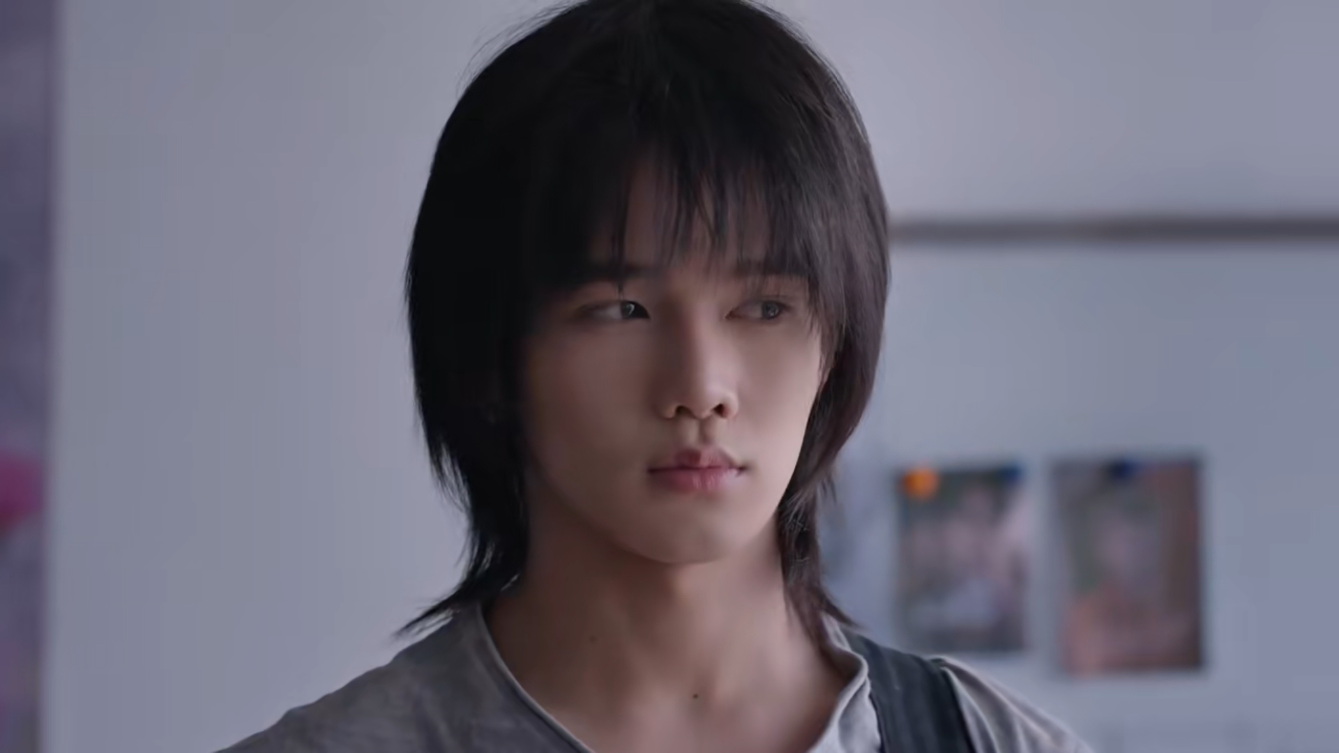 男主真的好看，随便截图都好看，没有任何修图，这就是适合当演员的偿还