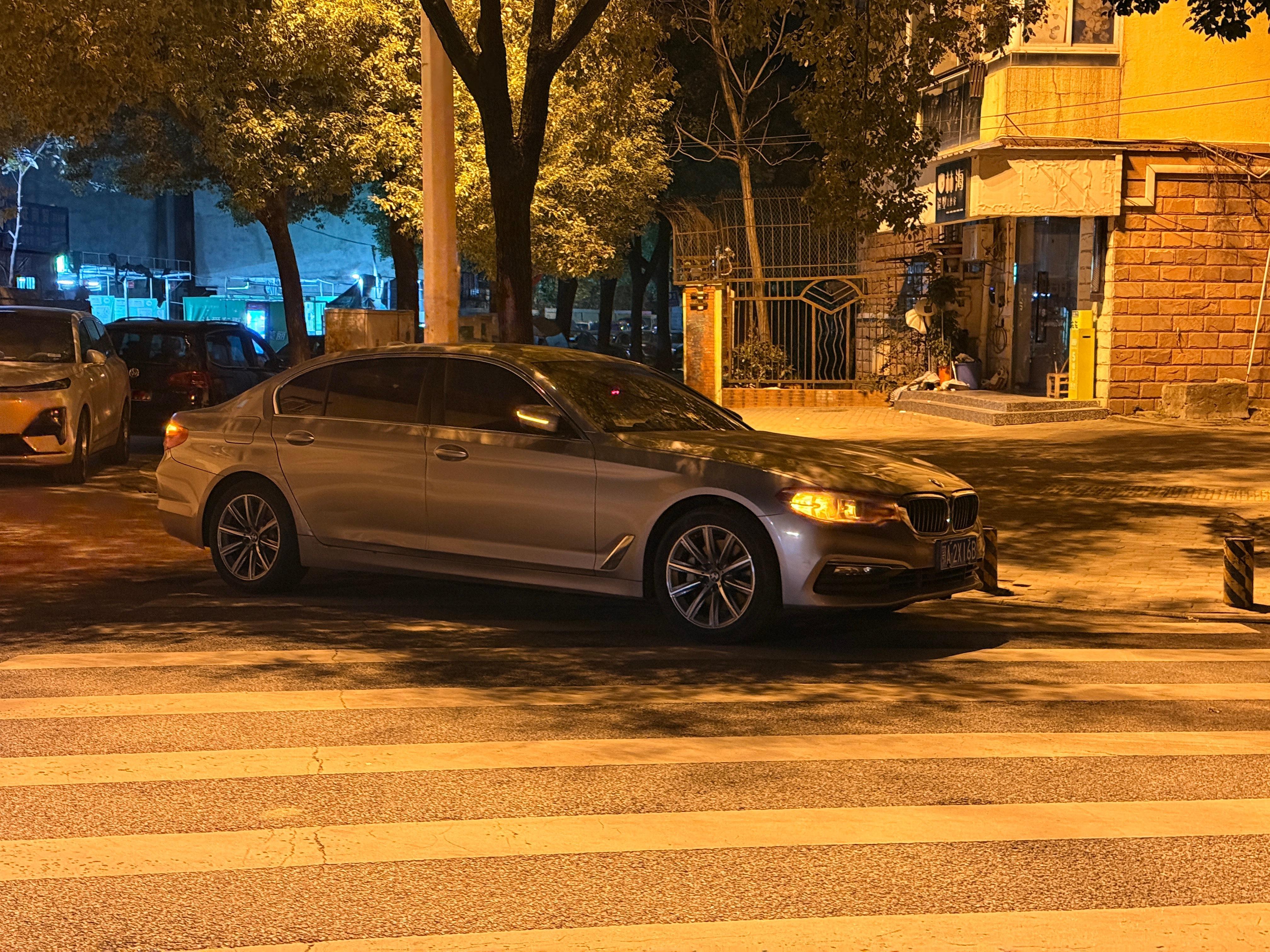 楼下的一个宝马不知道为啥一直有报警声里外都没人 双闪还亮着