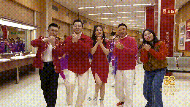 李斯丹妮张含韵金晨孟佳春晚合体 “大碗宽面组”在春晚成功合体咯！！咱这大碗宽面真