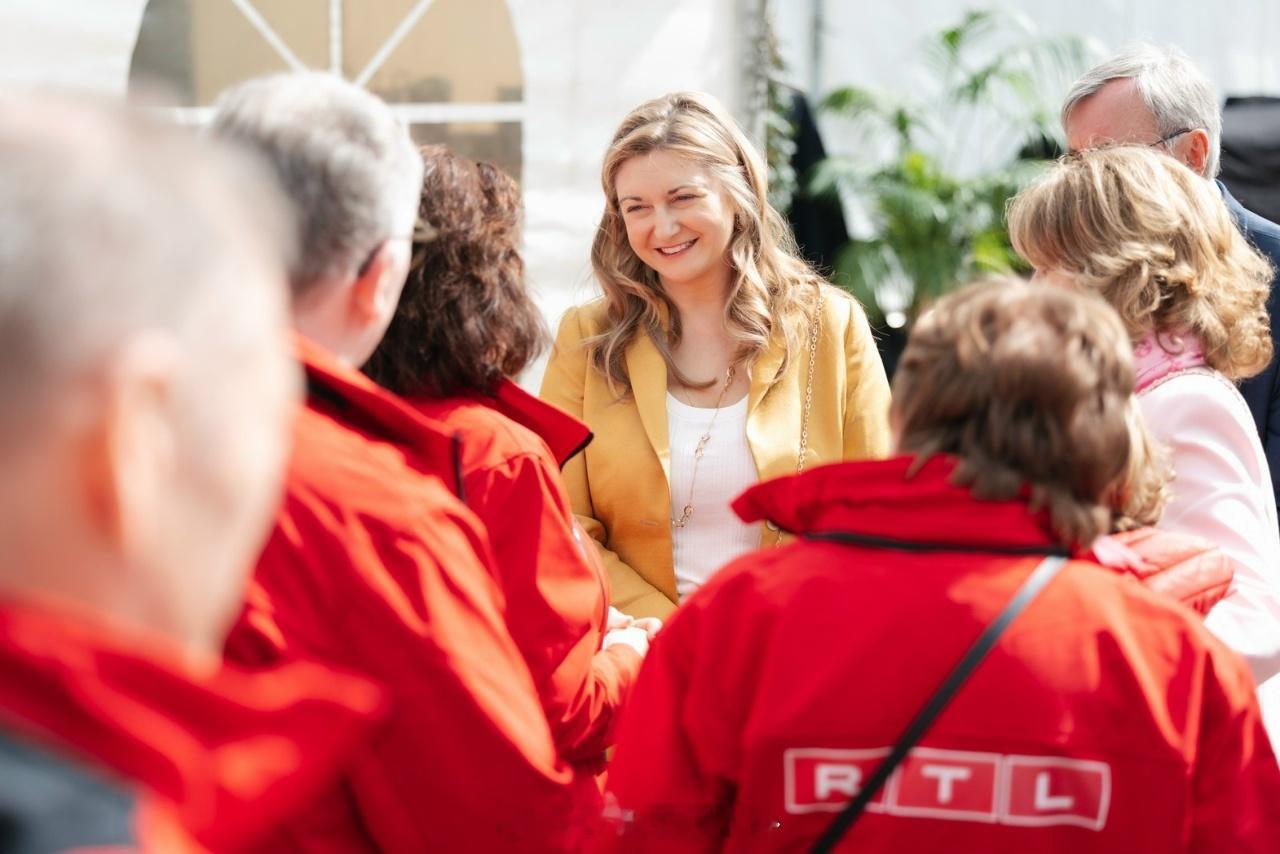 4.18 卢森堡大公夫人斯蒂芬妮参观慈善捐赠中心 