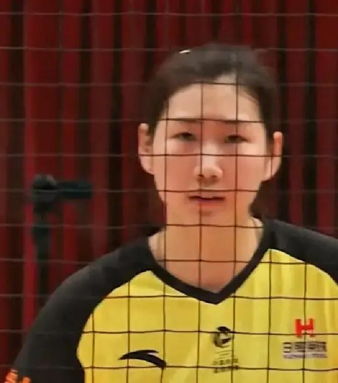别再叫她们“天才少女”了。
 
她们是中国排球工业体系的最新“产品”。2021年