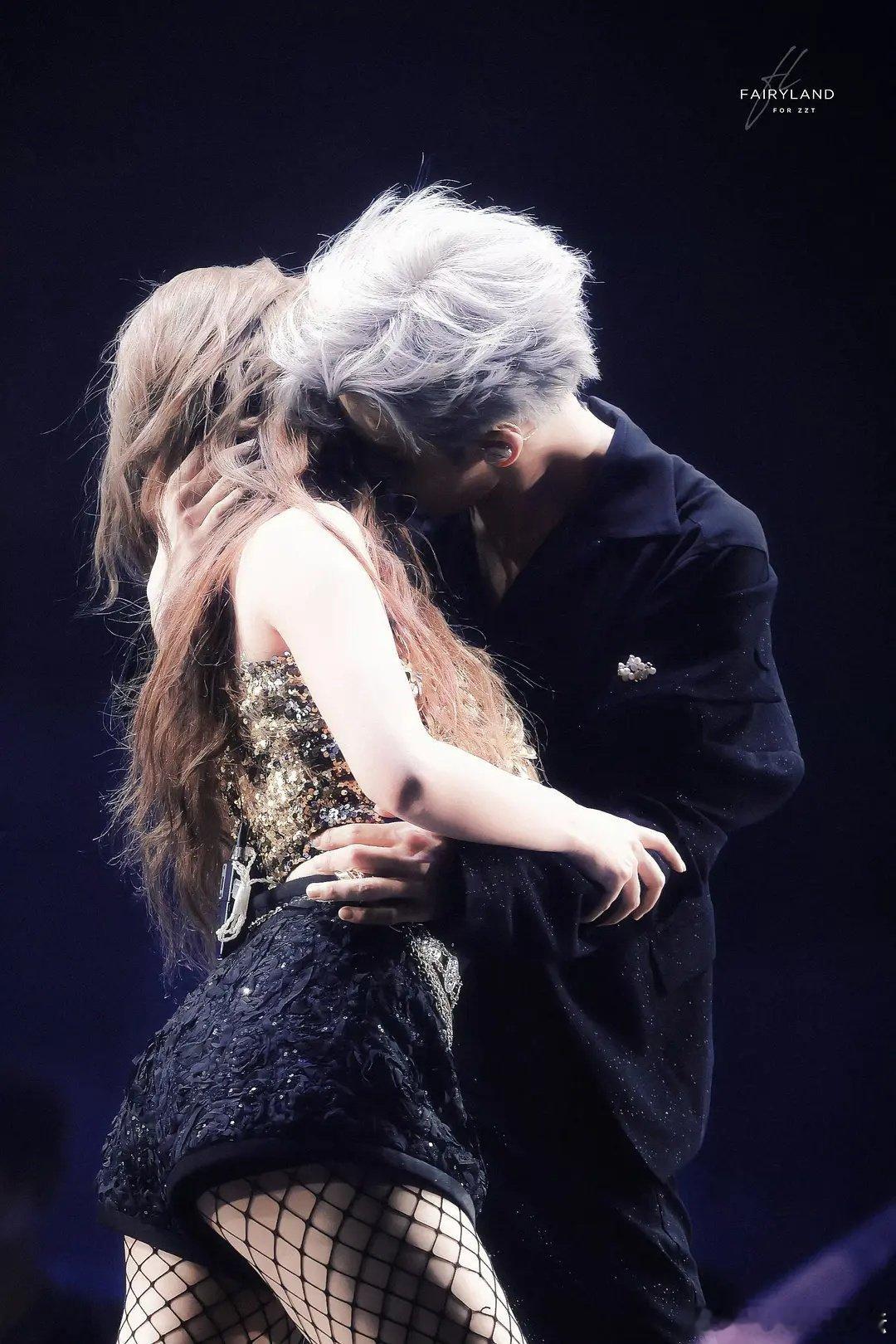 这两位是在干嘛。。。这是舞台啊 ​​​