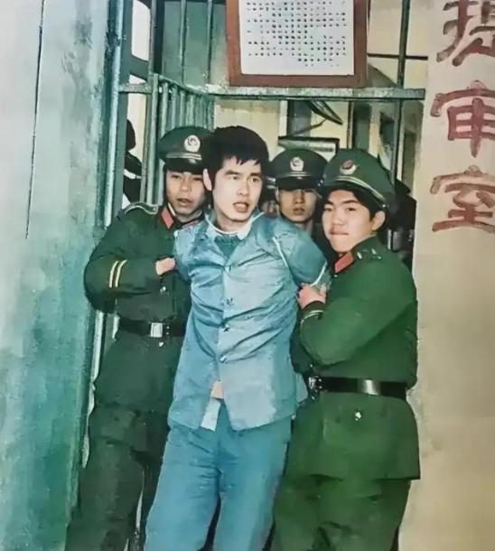 这是1987年12月，武进化肥厂财务科长，蒋正国被押赴刑场的一张照片，镜头中的他