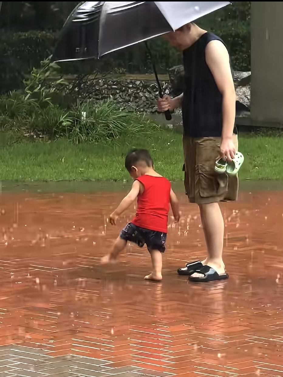 喜欢这两张图片，因为这种欢乐，可以溢出来，沉入心底。
小时候的雨天，只要不是暴雨