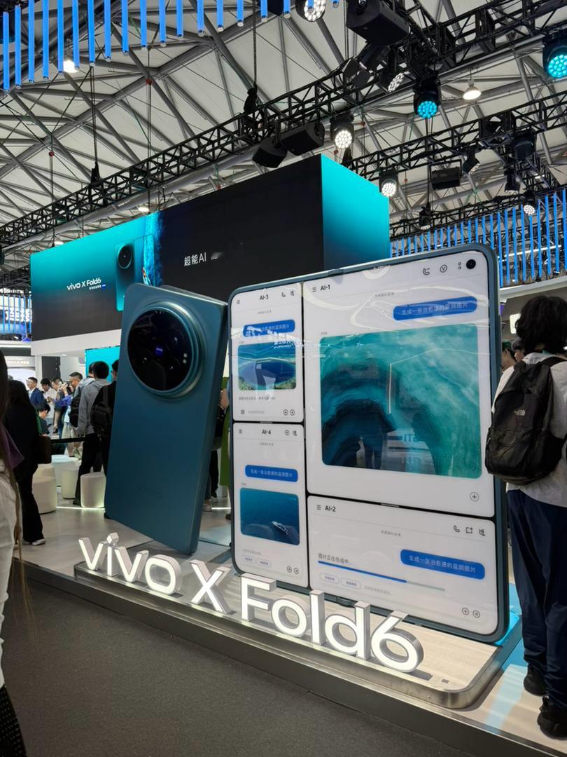 来上海的MWC26 vivo的展厅啦这边直接提前上手vivo X Fold6了哈